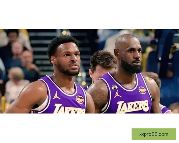 NBA历史首例父子同场助攻 布朗尼接詹姆斯传球命中三分 NBA历史首例父子同场助攻 布朗尼接詹姆斯传球命中三分