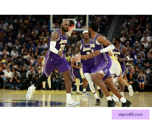 NBA历史首例父子同场助攻 布朗尼接詹姆斯传球命中三分